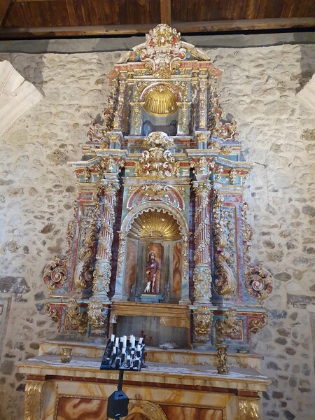 The alter in Iglesia Parroquial (San Roque)