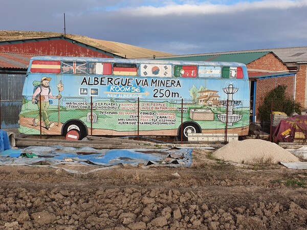 Nice way to attract attention to an albergue. We decided to go for it.
