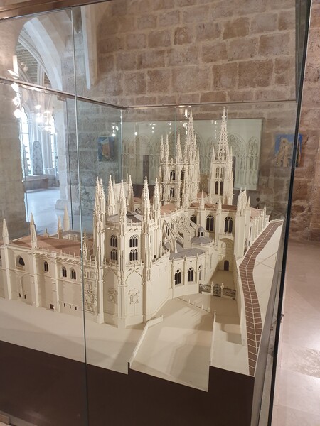 It is hard to get to see all of the cathedral of Burgos. This model helped grasp its magnificence