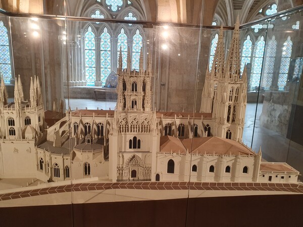 It is hard to get to see all of the cathedral of Burgos. This model helped grasp its magnificence