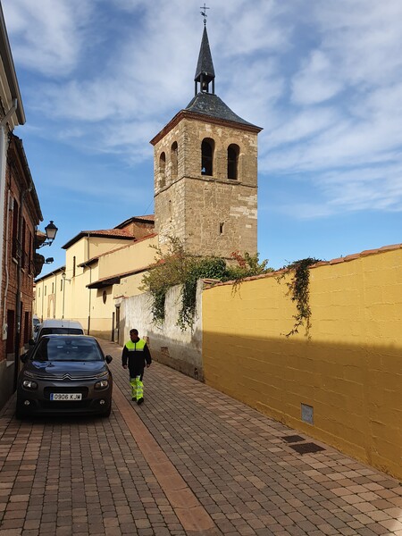Street and church in Mansilla de las Mulas