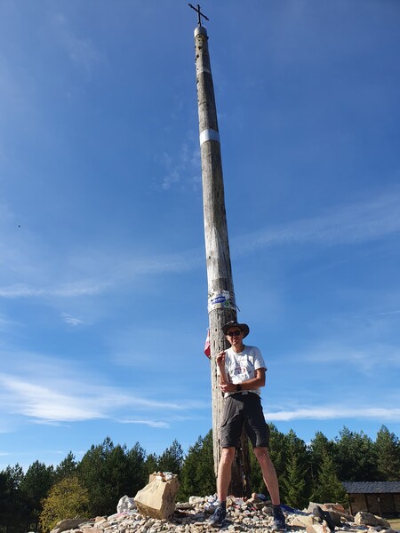 Claus in front of Cruz de Ferro. Finally time for the shorts again - but not a very good picture.